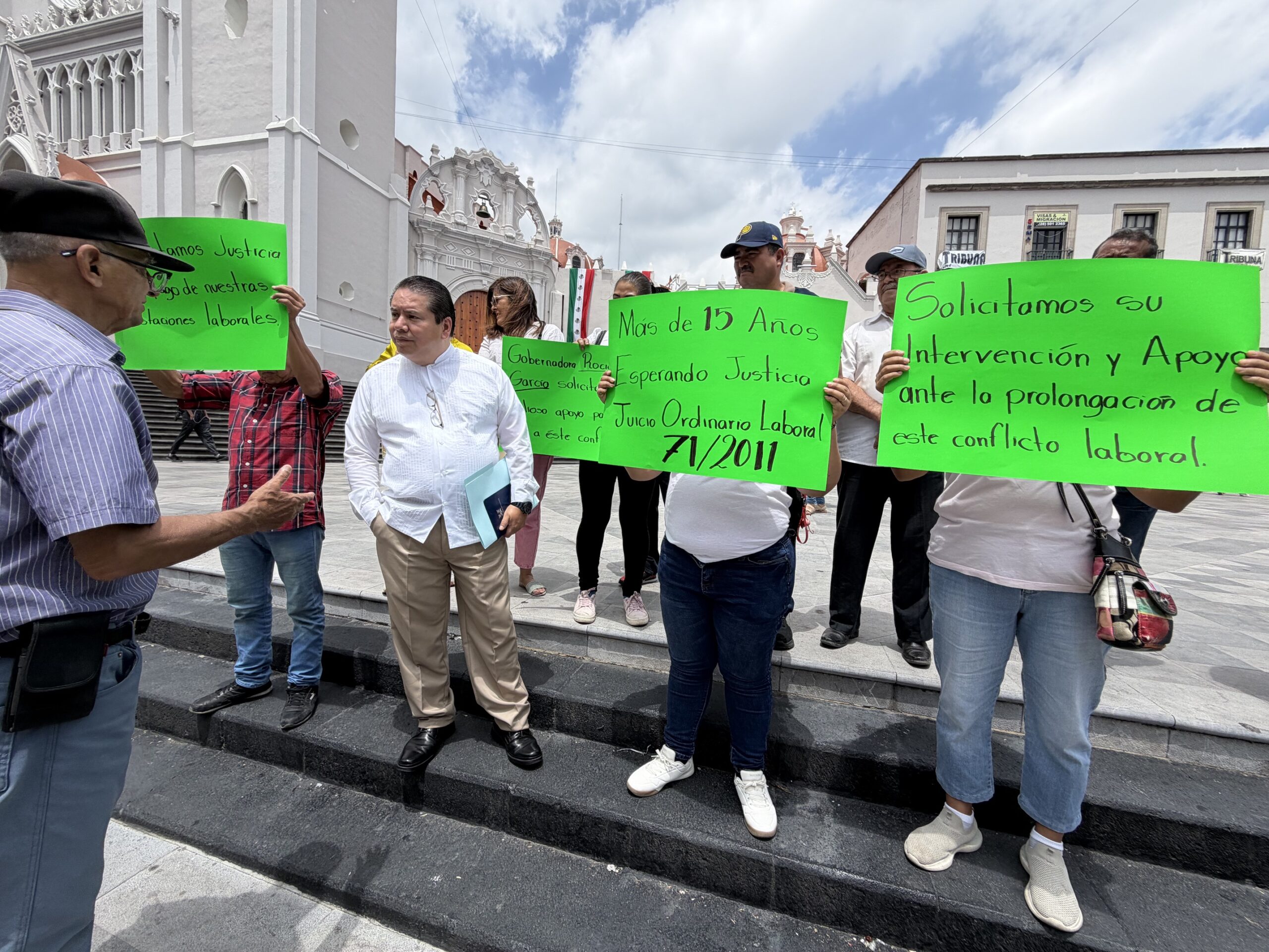 Extrabajadores municipales de Alto Lucero exigen liquidación pendiente desde hace 15 años
